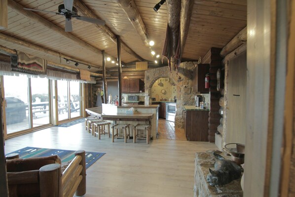 Kylskåp, mikrovågsugn, ugn och spishäll