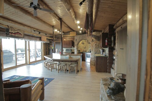 Large, Private & Charming retreat is ultimate upscale stay near Cody, Y.S. Park