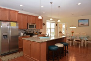 冷蔵庫、電子レンジ、オーブン、コンロ