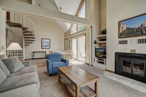 Televisio, takka, DVD-soitin, pöytäjalkapallopöytä