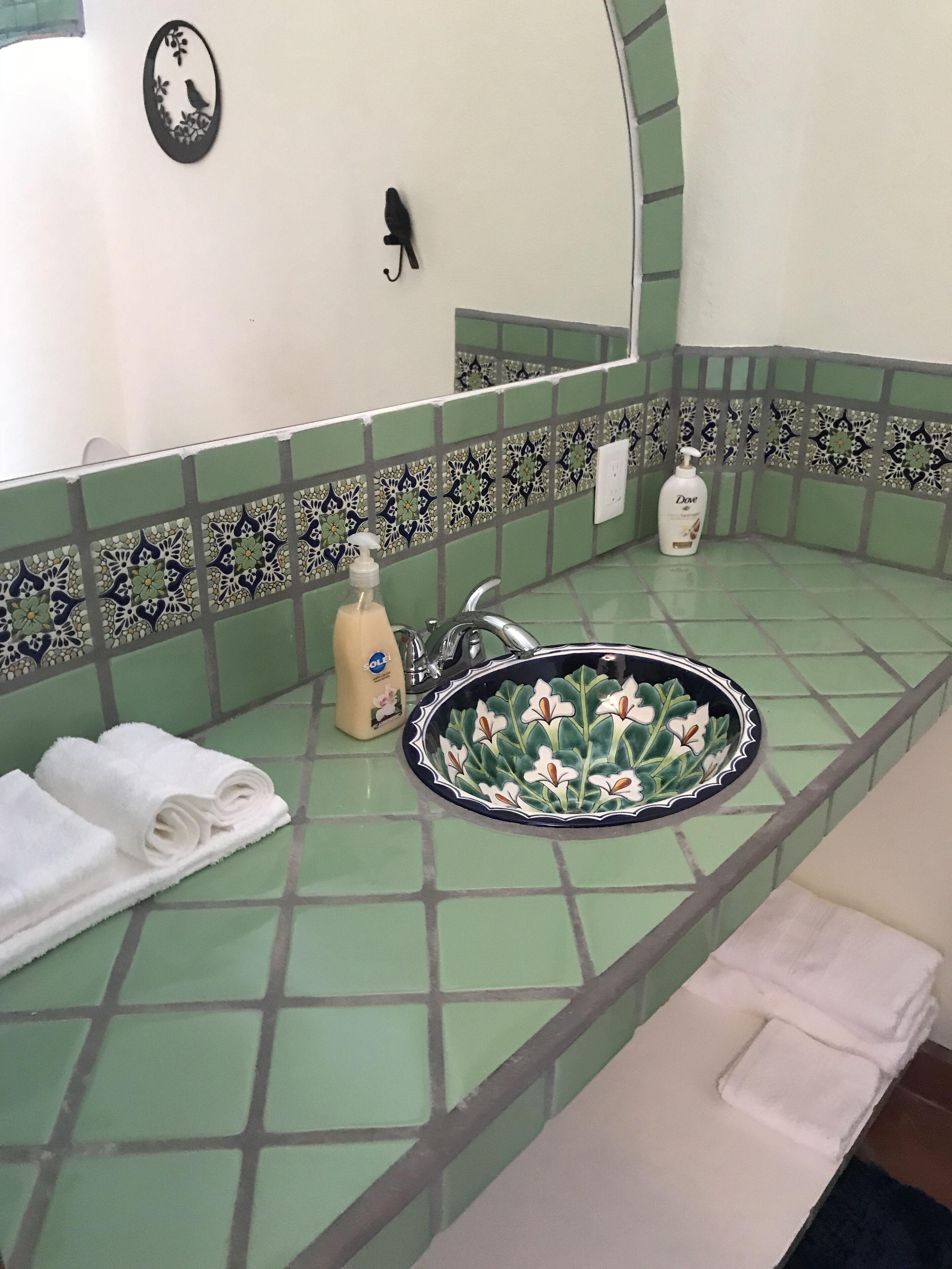 Beautiful Second Story Flat with tropical breezes off the ocean