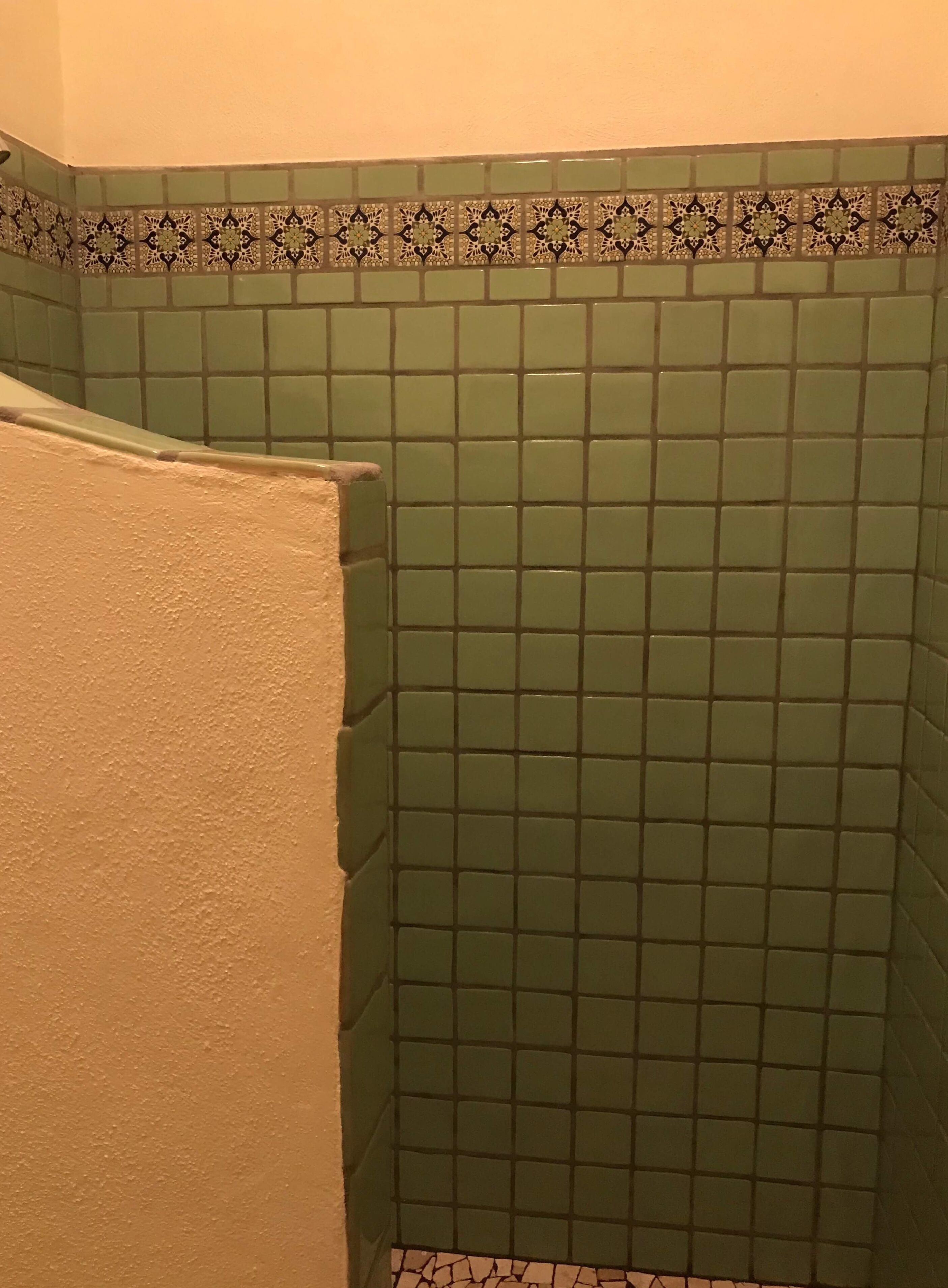 Beautiful Second Story Flat with tropical breezes off the ocean