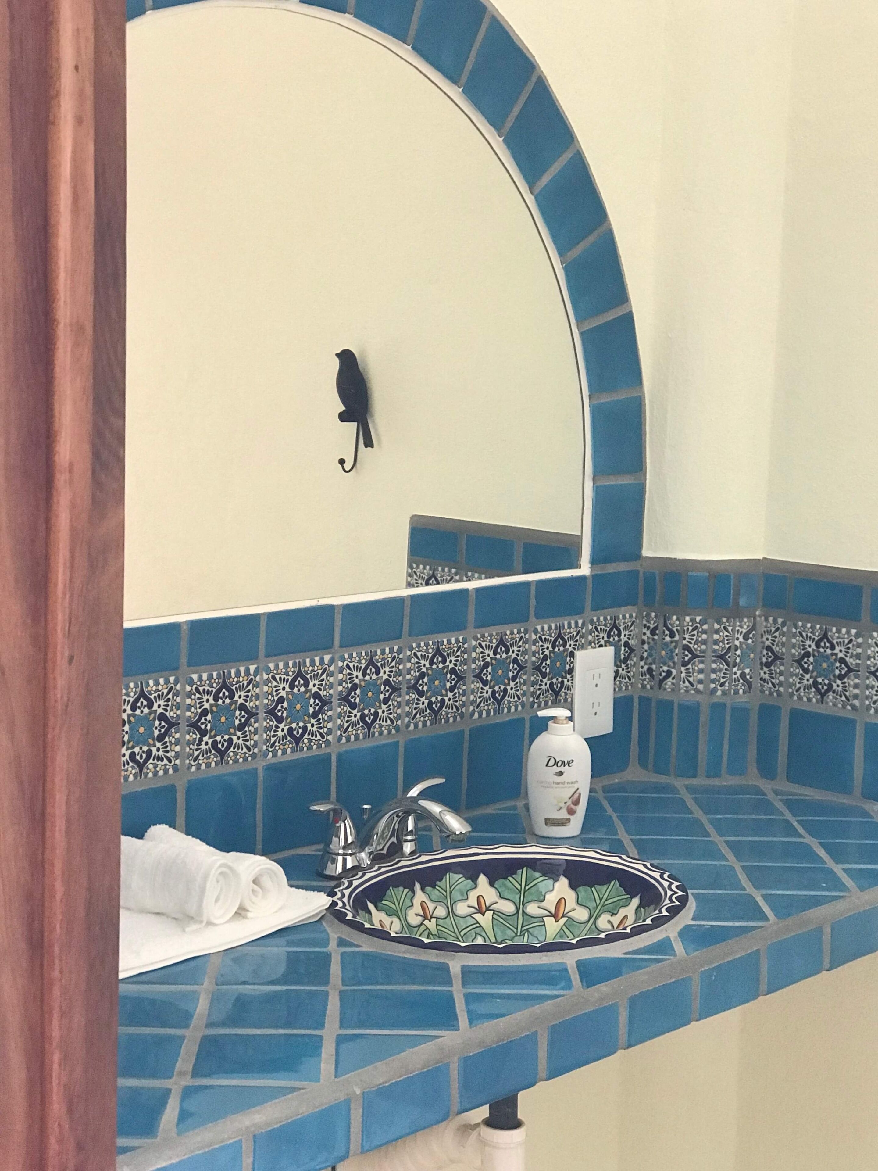 Beautiful Second Story Flat with tropical breezes off the ocean