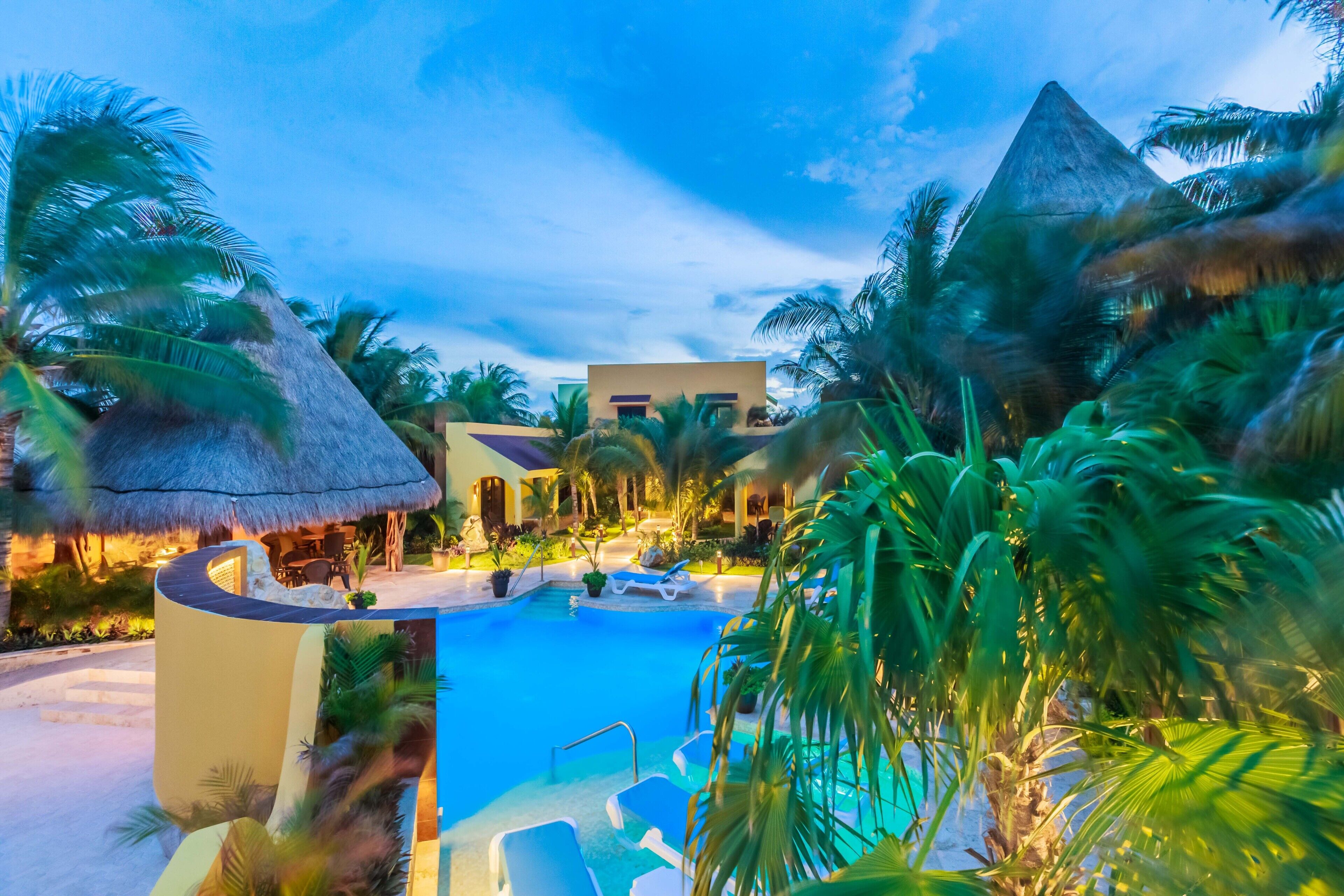 Utendørsbasseng og et oppvarmet basseng