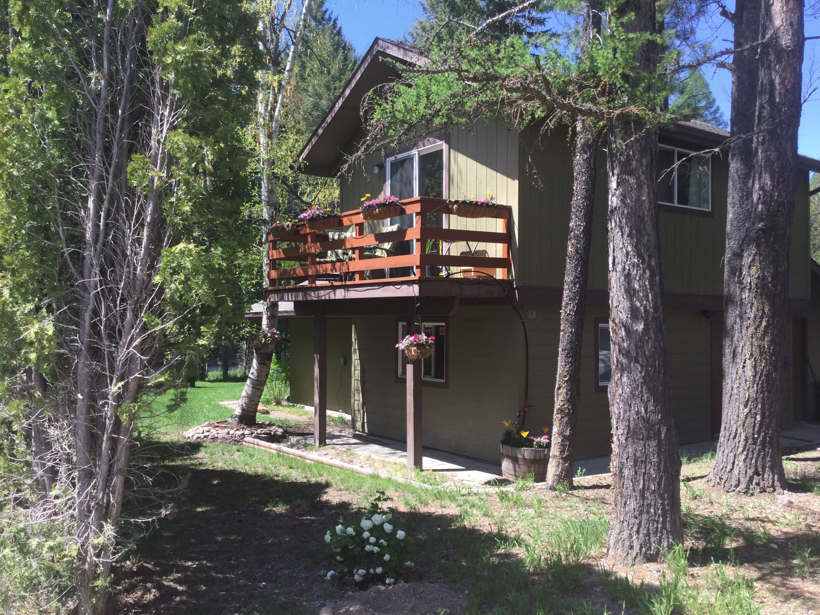 At Home in Beautiful Montana, 12 minutes Glacier National  Park