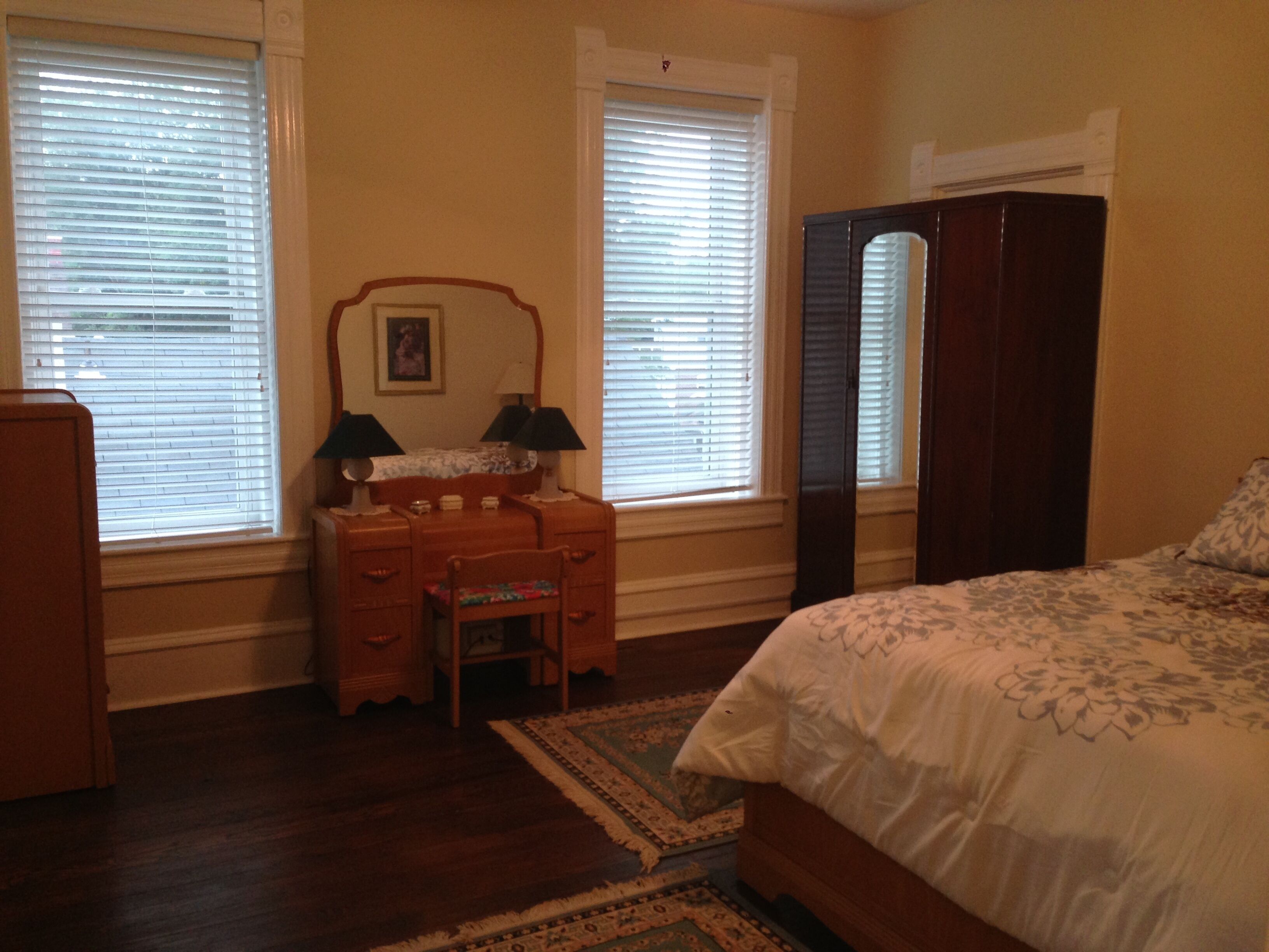 Victorian Home--Sleeps 12-Middle of Everything!