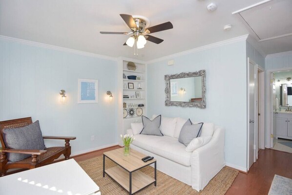 TV - Heel House Apartment-Walk to UNC stadiums! (Chapel Hill)