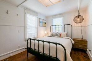 2 habitaciones, escritorio, tabla de planchar con plancha y wifi gratis 