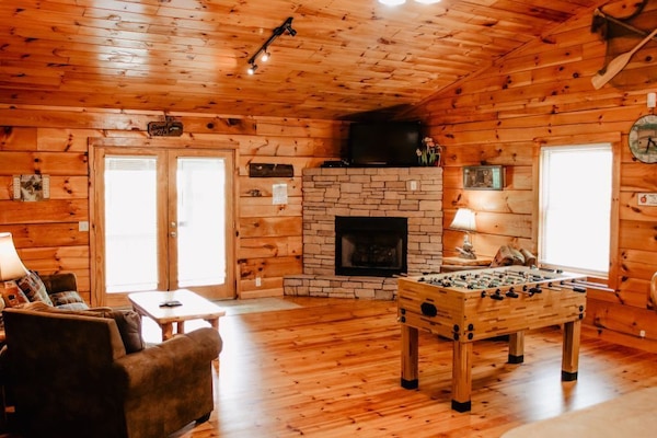 Televisie, een open haard, een dvd-speler en tafelvoetbal