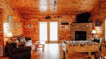 Televisión, chimenea, reproductor de DVD, futbolito