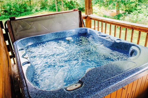 'Sweet Life'  *Log Cabin on Cosby Creek with Wifi  *****No contact check in