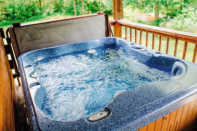 "Sweet Life" Log Cabin Creekside, Trout Fishing, Foosball, Hot Tub and Firepit