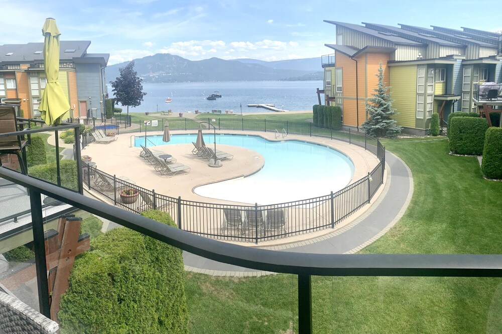 Serenity Lakeside - Waterfront - Shuswap Vacations and Sledding Accommodation