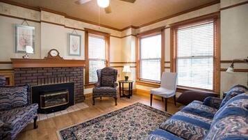 TV connectée, cheminée, Netflix, livres