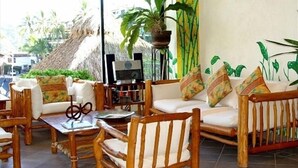 Un rincón de sala de estar con madera, con un sofá, sillas y una mesa de centro.
