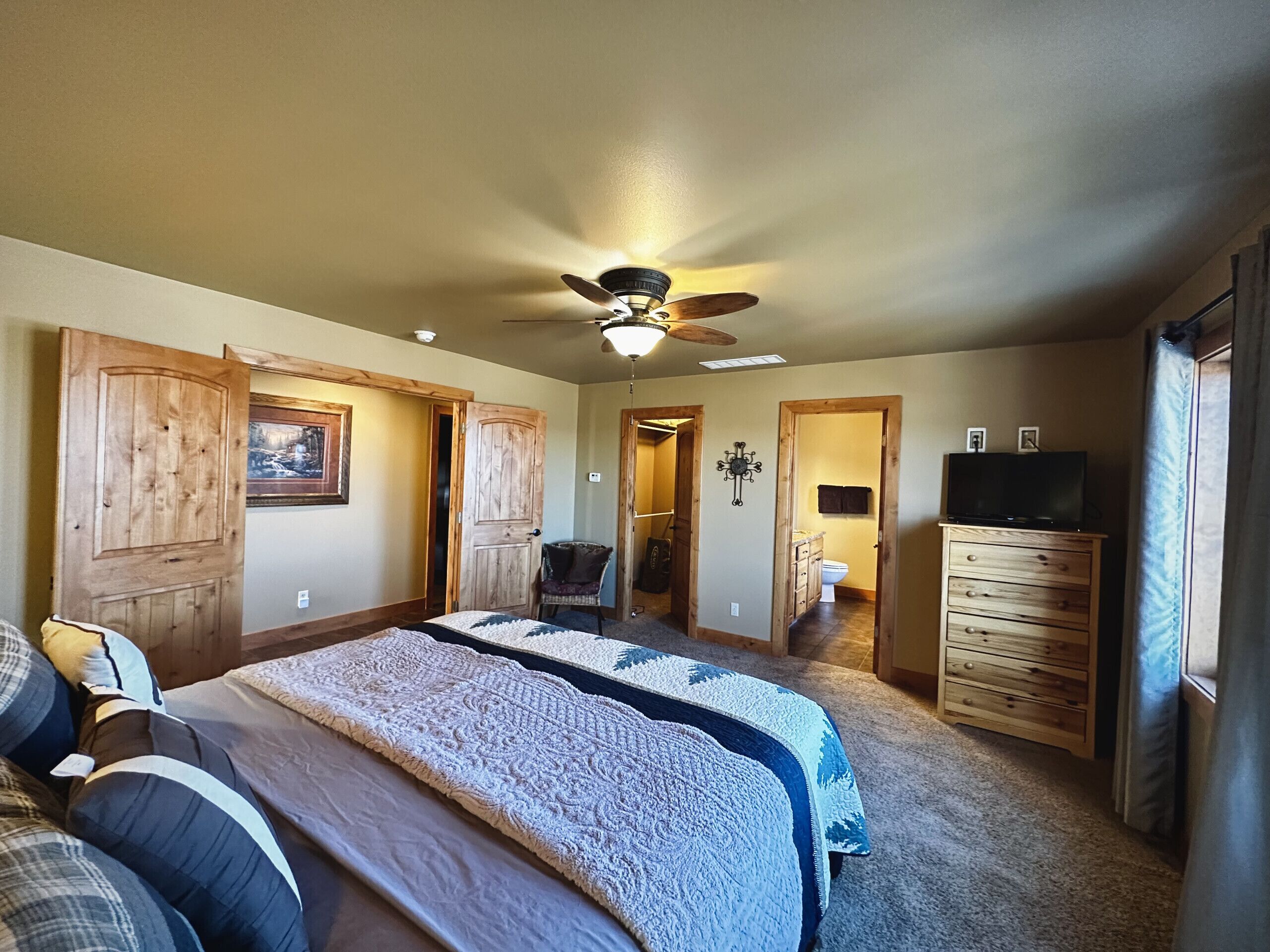 4 slaapkamers, een strijkplank/strijkijzer, gratis wifi, beddengoed