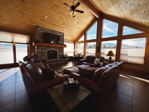 TV - Luxurious Home with WiFi, Hot Tub & Spectacular Views (Red Lodge)