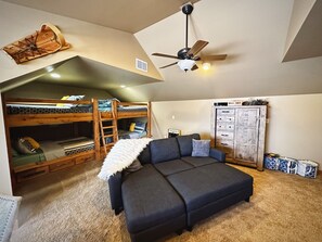 4 bedrooms, iron/ironing board, free WiFi, bed sheets - Luxurious Home with WiFi, Hot Tub & Spectacular Views (Red Lodge)