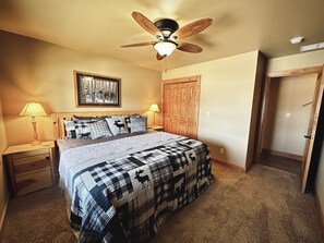 4 bedrooms, iron/ironing board, free WiFi, bed sheets - Luxurious Home with WiFi, Hot Tub & Spectacular Views (Red Lodge)