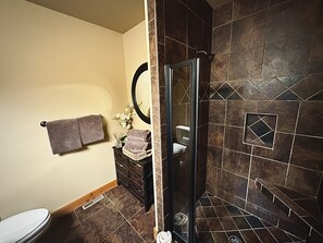 Kylpyamme, hiustenkuivaaja, pyyhkeet