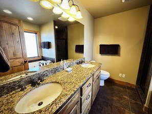 Bathtub, hair dryer, towels - Luxurious Home with WiFi, Hot Tub & Spectacular Views (Red Lodge)