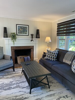 Een televisie, een dvd-speler, boeken en een stereo