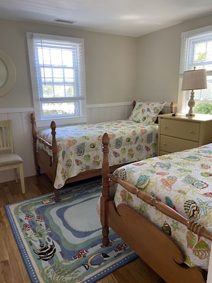 3 bedrooms, iron/ironing board, WiFi - Walk to private beach, central air, wifi, 3 bedrooms. (Chatham)
