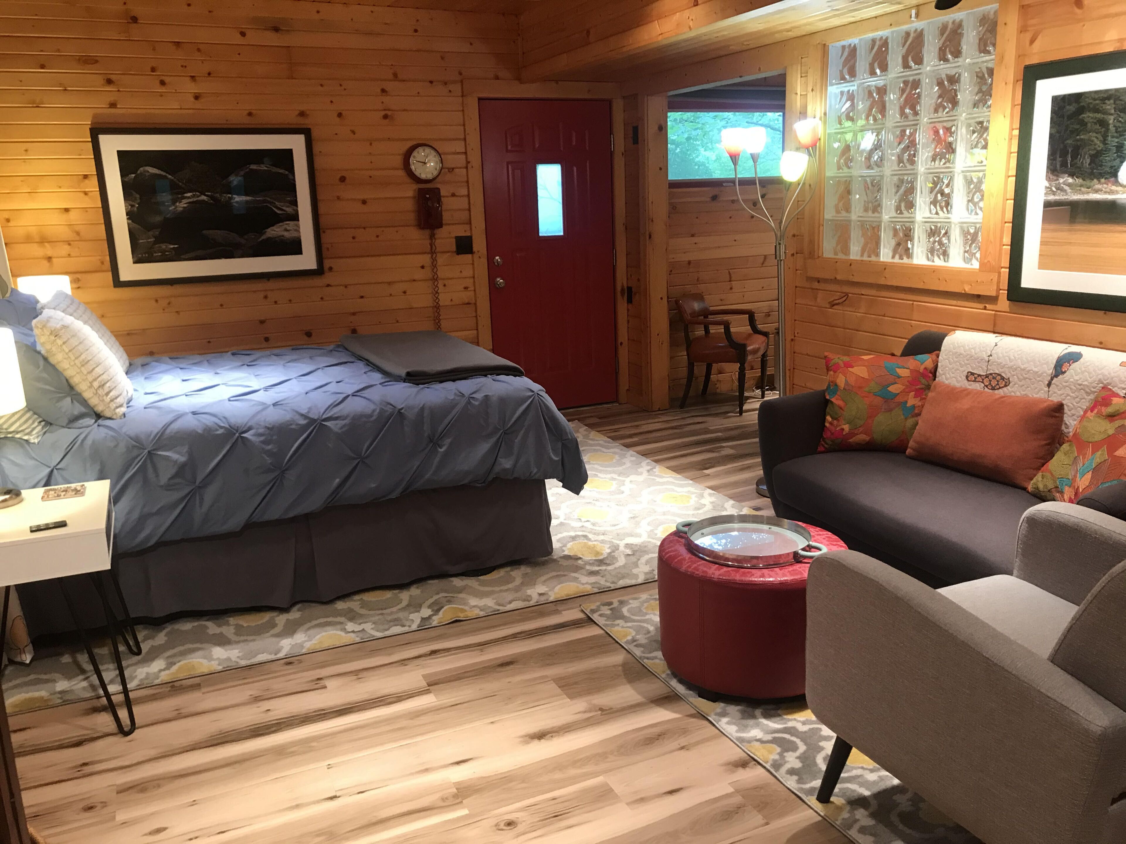 Relaxing Retreat In The Woods. Quiet place to unwind yet minutes from town.