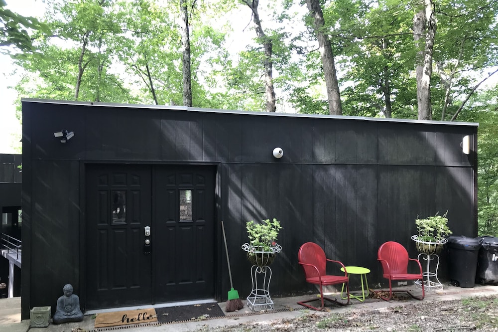 Relaxing Retreat In The Woods. Quiet place to unwind yet minutes from town.