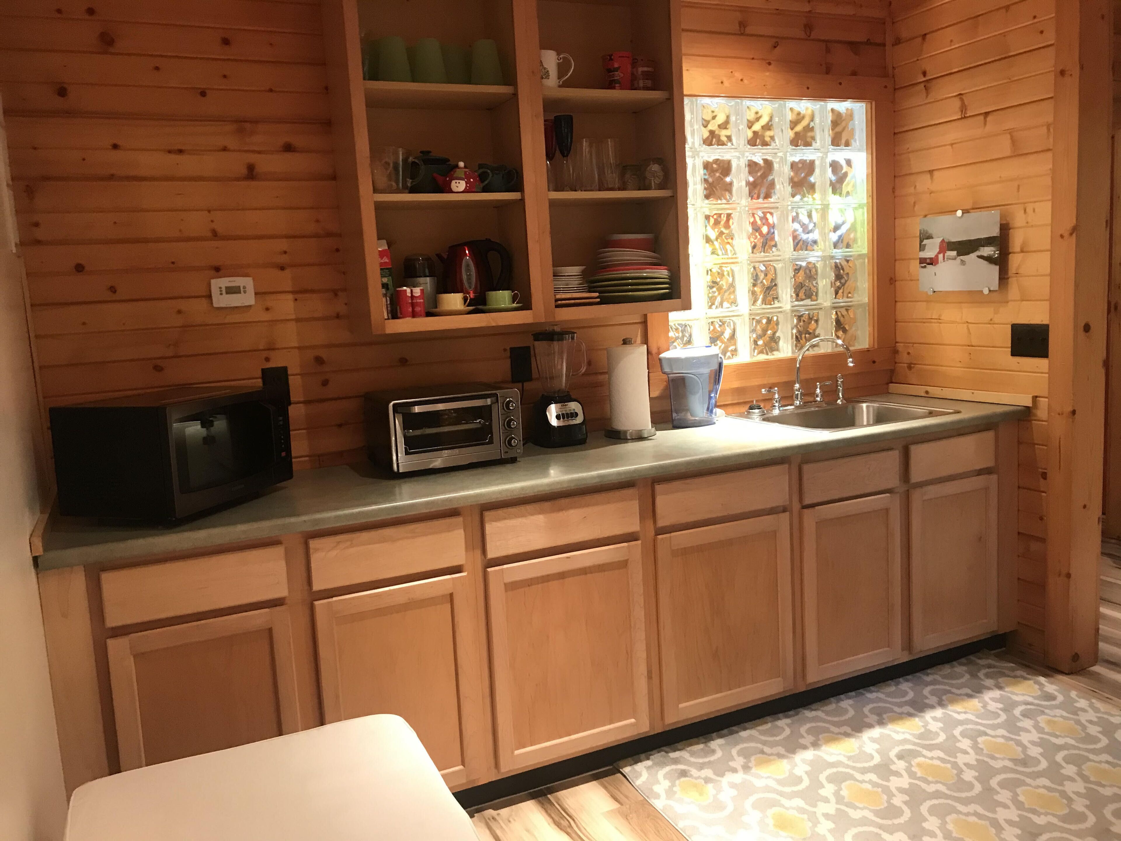 Relaxing Retreat In The Woods. Quiet place to unwind yet minutes from town.