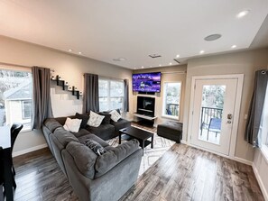 TV connectée, cheminée, chaîne hi-fi