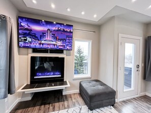 TV connectée, cheminée, chaîne hi-fi