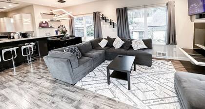 Luxury Penthouse: Panoramic City, Mountain & River Views with Office & Parking