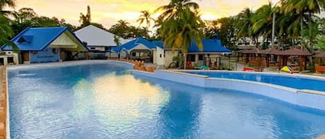 Piscine extérieure, tentes de plage