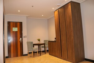 行政客房, 1 张特大床 | 客房内保险箱、办公桌、遮光窗帘、免费 WiFi