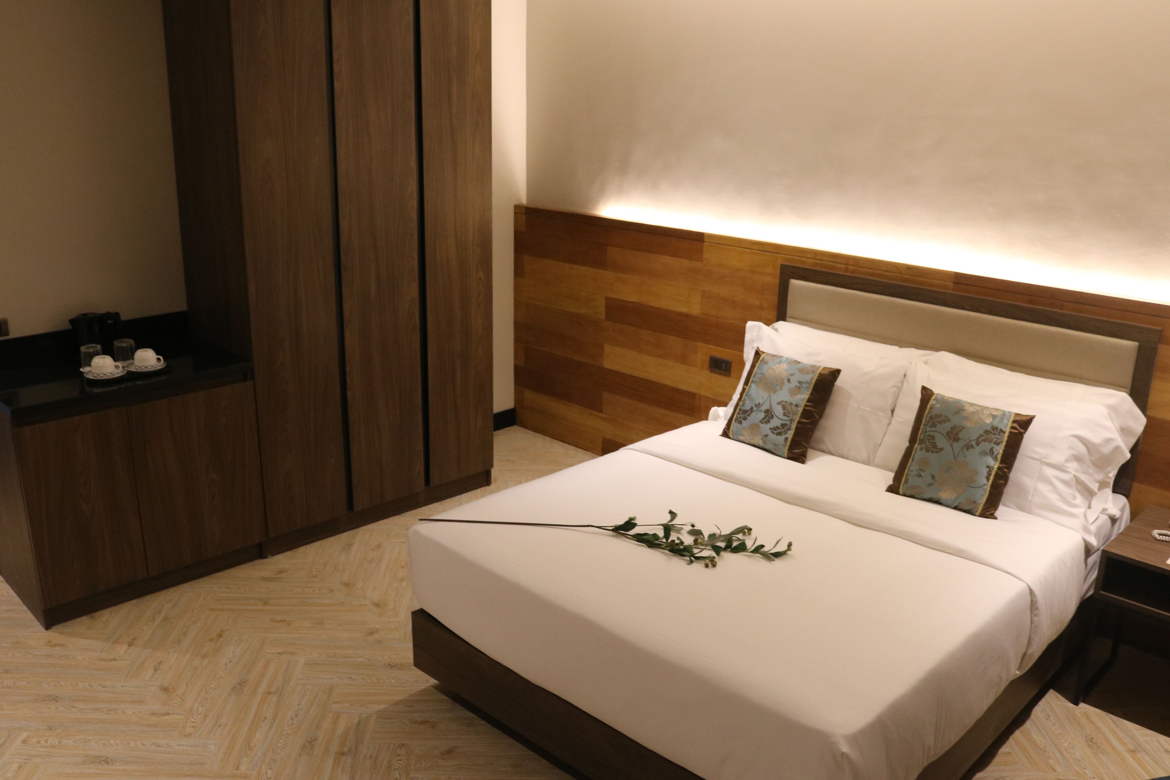 Quarto luxo, 1 cama Queen | Cofres nos quartos, escrivaninha, cortinas blackout, Wi-Fi de cortesia