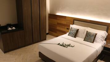 Quarto luxo, 1 cama Queen | Cofres nos quartos, escrivaninha, cortinas blackout, Wi-Fi de cortesia