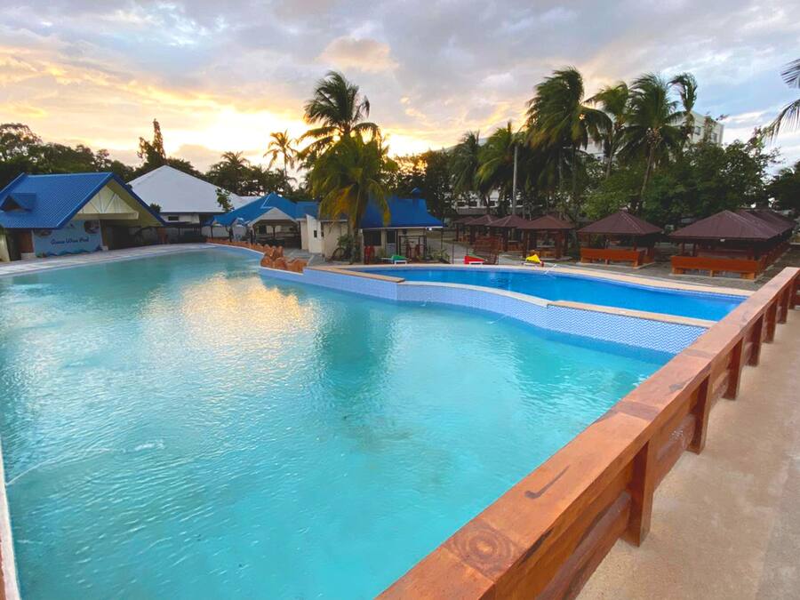 Outdoor pool, cabanas (surcharge)