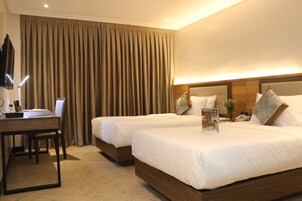 华丽双床房 | 客房内保险箱、办公桌、遮光窗帘、免费 WiFi