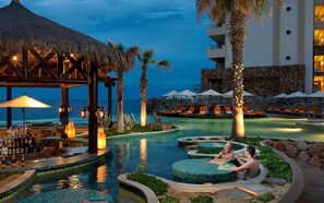 Utendørsbasseng og et oppvarmet basseng