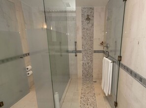 Haartrockner, Handtücher, Seife, Shampoo