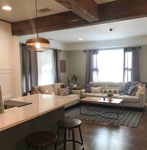 The Honeybee House North Atlanta Marietta Business or Family Travel Sleeps 1-6