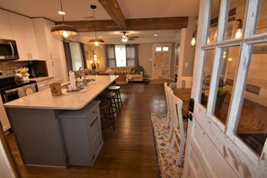 Fridge, microwave, oven, stovetop - The Honeybee House North Atlanta Marietta Business or Family Travel Sleeps 1-6 (Marietta)