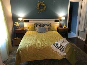 3 habitaciones, escritorio y tabla de planchar con plancha 