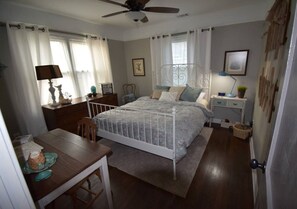 3 bedrooms, desk, iron/ironing board, travel cot