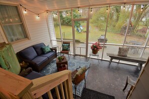 Smart TV, reproductor de DVD, futbolito y libros 