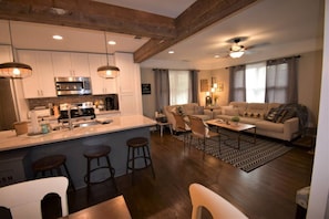 Interior - The Honeybee House North Atlanta Marietta Business or Family Travel Sleeps 1-6 (Marietta)