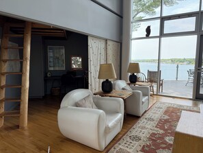 Smart TV, fireplace, books, stereo