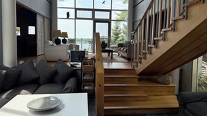 Smart-TV, peis, bøker og stereoanlegg