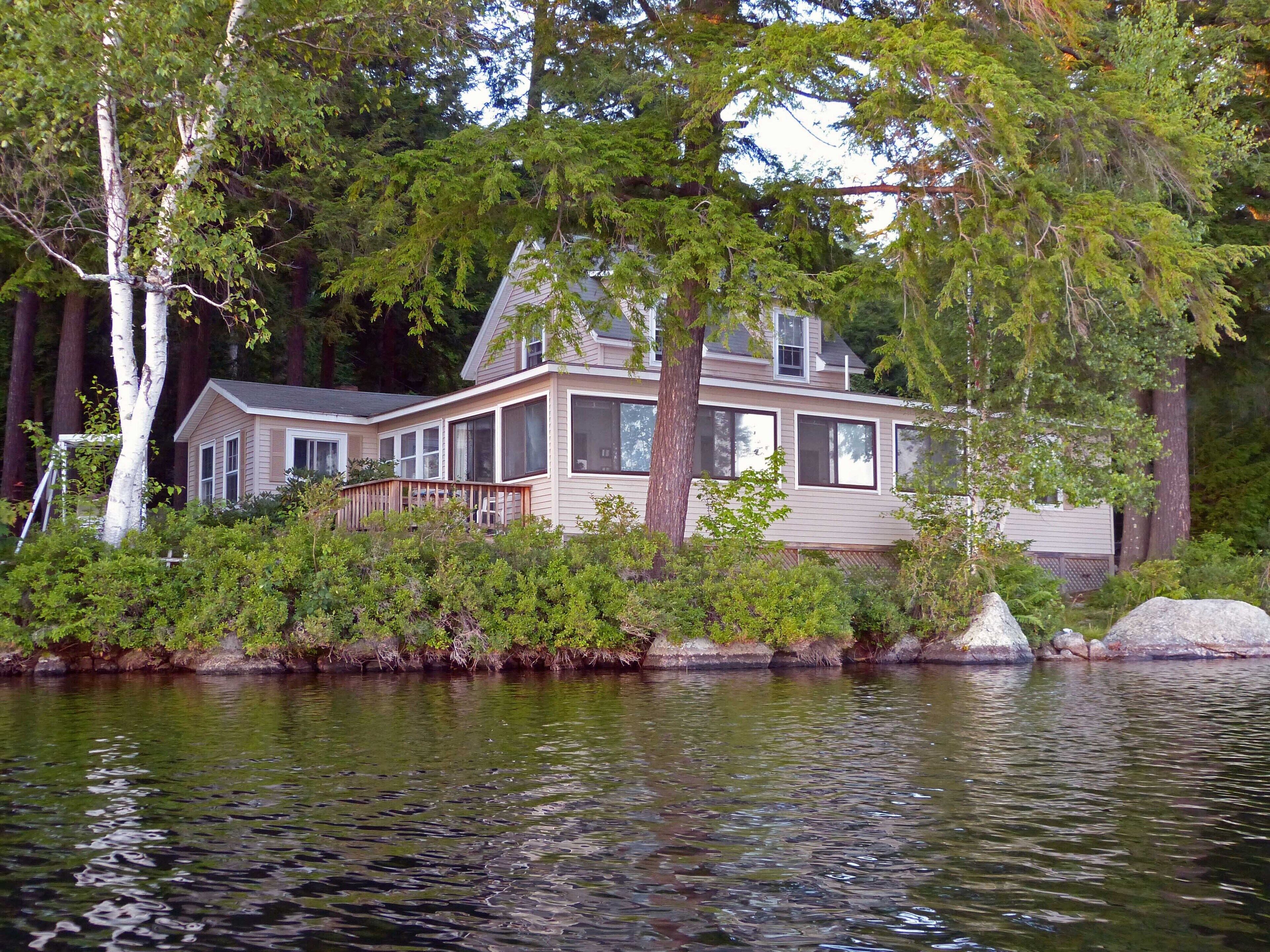 Available summer and fall 2024 - Beautiful Waterfront Cottage (4 BR)